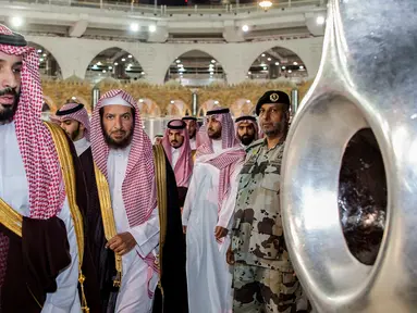 Putra Mahkota Arab Saudi Mohammed bin Salman mendekati Hajar Aswad saat meninjau Masjidil Haram di Mekah, Arab Saudi, Selasa (12/2). Kerajaan Arab Saudi berencana memperluas Masjidil Haram. (BANDAR AL-JALOUD/SAUDI ROYAL PALACE/AFP)