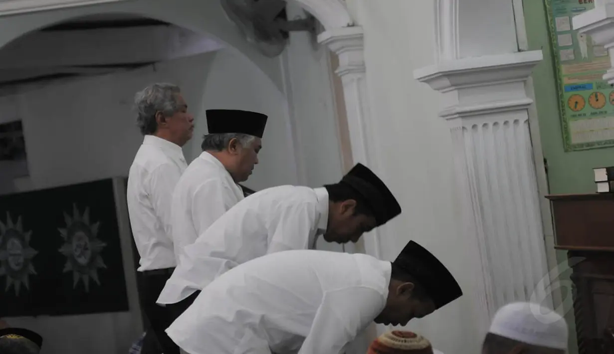 Jokowi tampak salat jumat bersama dengan sejumlah tokoh Muhammadiyah. (Liputan6.com/Herman Zakharia)
