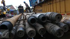Pekerja melintasi pipa gas di Desa Segaramakmur, Tarumajaya, Kabupaten Bekasi, Senin (8/8). Pipa sepanjang hampir 1 km tersebut akan ditanam 20 meter di bawah menggunakan teknologi pengeboran horizontal. (Liputan6.com/Angga Yuniar)