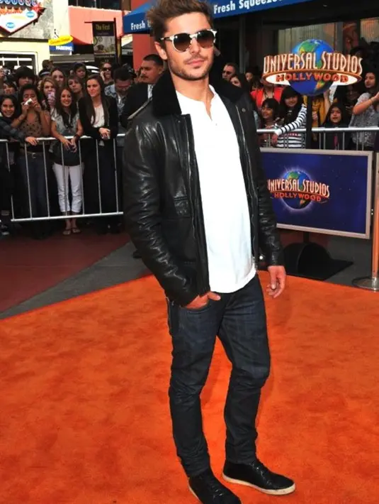 Engg... ini awkward banget. Zac Efron menjatuhkan sebuah kondom saat ia menghadiri film anak-anak yang berjudul The Lorax tahun 2012 lalu. (UpscaleHype)