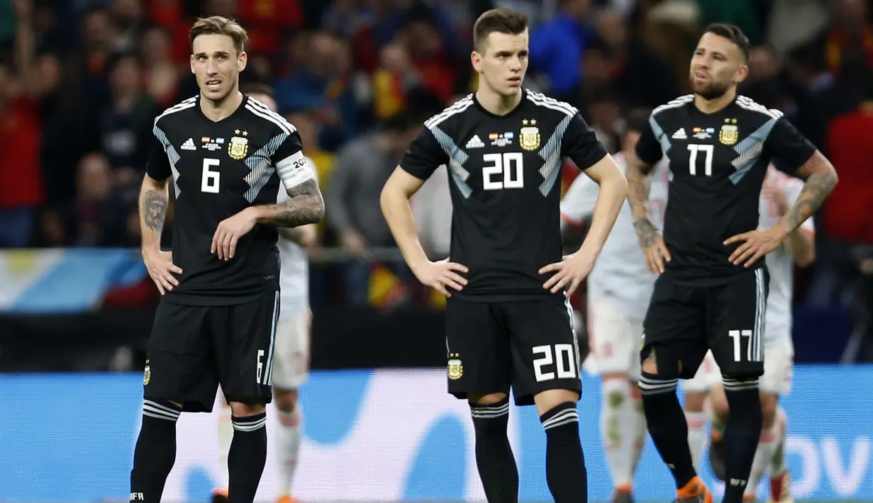Para pemain Argentina kecewa usai kalah dari Spanyol pada laga uji coba di Wanda Metropolitano stadium, Madrid, (27/3/2018). Spanyol menang telak 6-1 atas Argentina. (AP/Francisco Seco)