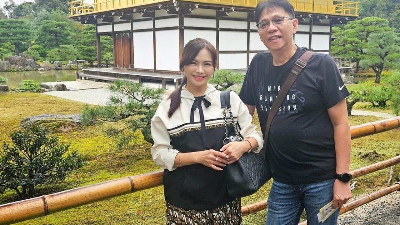 Puspa Dewi menjadi viral sebagai sosok nenek cantik, namun ia dengan terbuka mengakui bahwa ia telah menjalani operasi plastik untuk menjaga penampilan wajahnya tetap muda.<br>