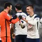 Gelandang Tottenham Hotspur, Giovani Lo Celso (kanan) bersama kiper Hugo Lloris merayakan kemenangan usai laga lanjutan Liga Inggris pekan ke-9 melawan Manchester City di Tottenham Hotspur Stadium, London, Minggu (22/11/2020) dini hari WIB. Tottenham menang 2-0 atas City. (AFP/Neil Hall/Pool)