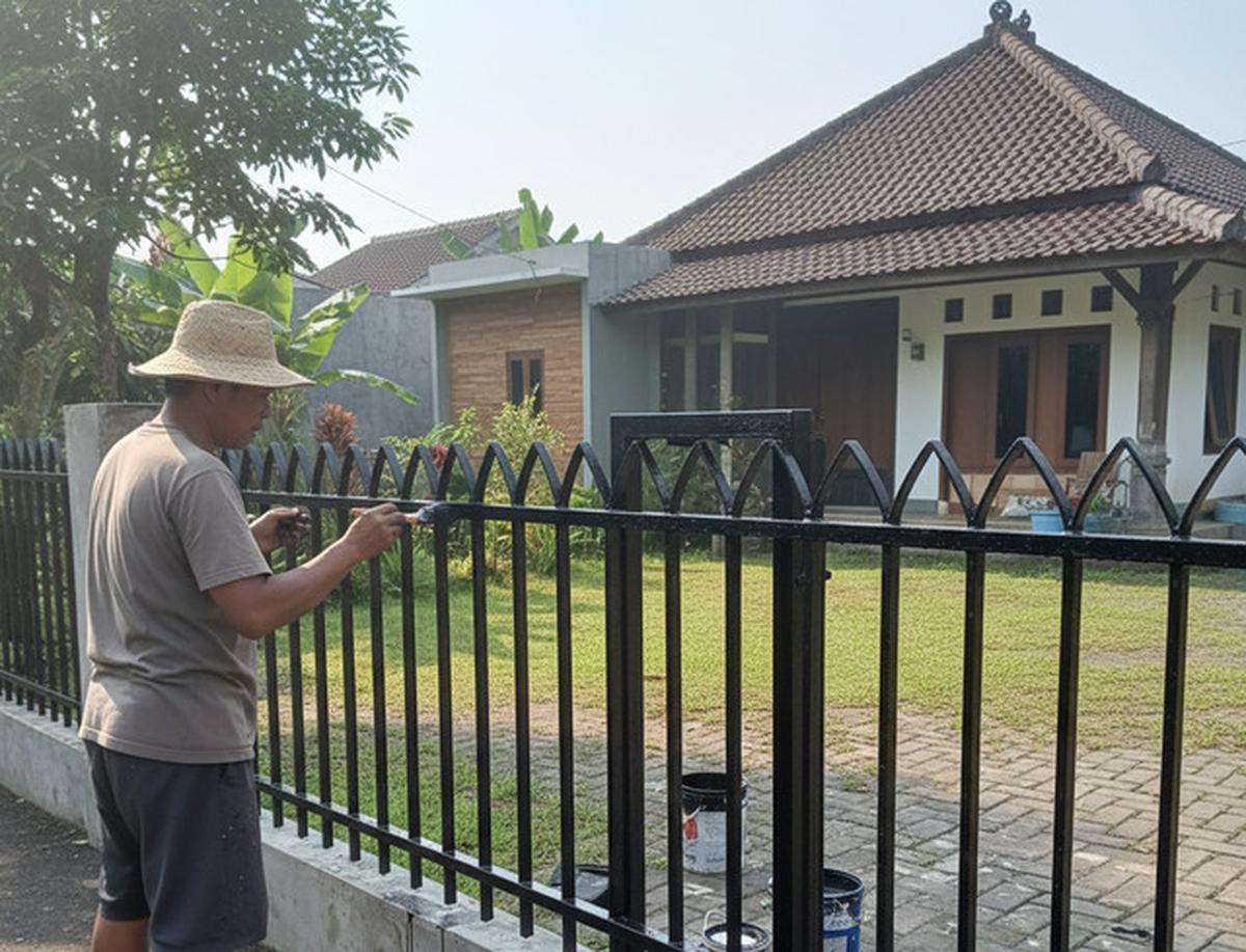 Cat Pagar Terkelupas karena Hujan? Ini Cara yang Benar Mengatasinya