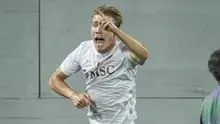Pemain Napoli, Rasmus Hojlund, merayakan golnya saat menghadapi Fiorentina dalam pertandingan Serie A di Stadion Artemio Franchi, Florence, Italia, Minggu, 14 September 2025. (Massimo Paolone/LaPresse via AP)