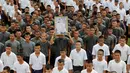 Barisan narapidana yang bersiap membentuk formasi dalam rangka memberi penghormatan untuk mendiang Raja Thailand Bhumibol Adulyadej di penjara Pathum Thani, Bangkok, Thailand (27/10). (Reuters/Chaiwat Subprasom)
