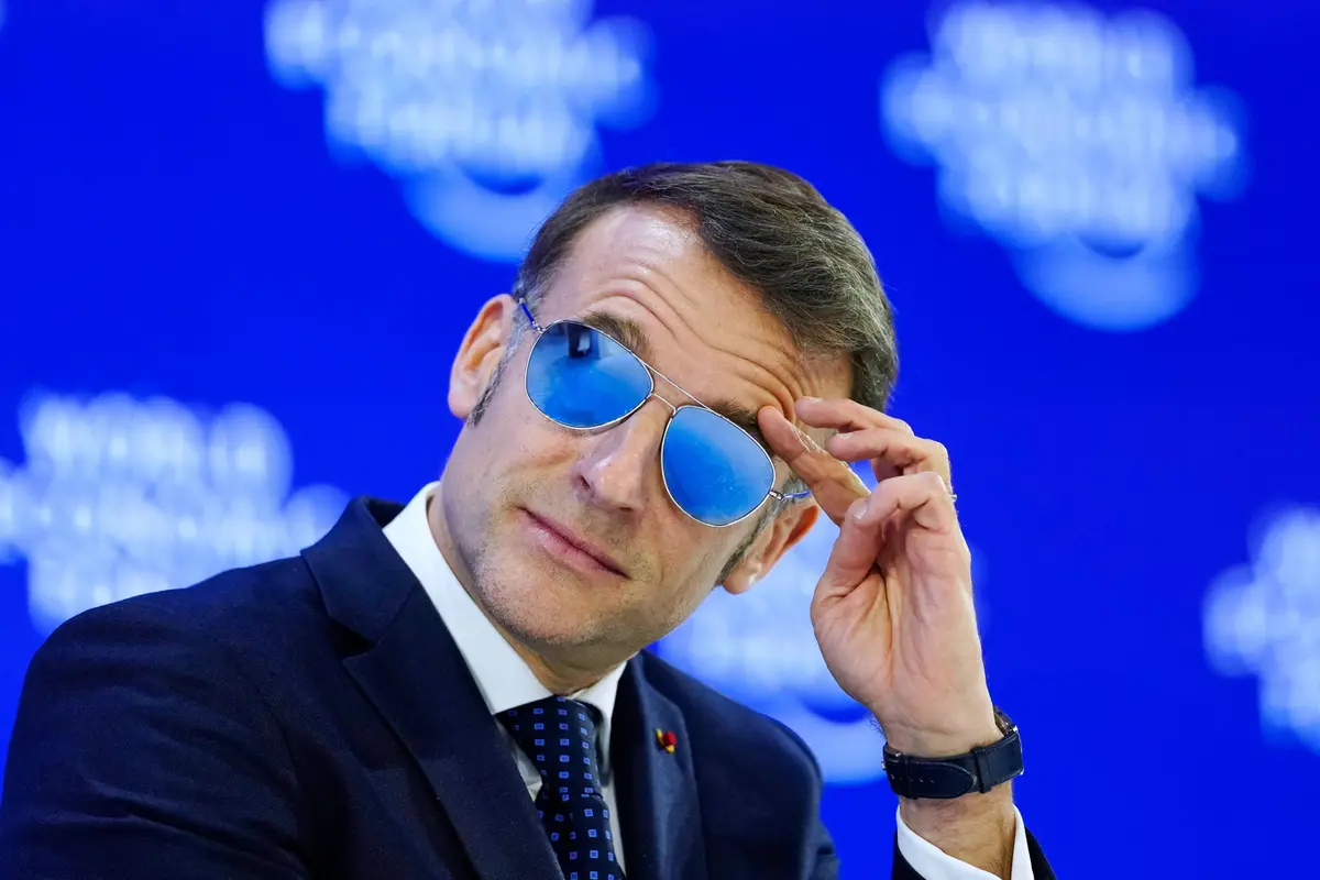 Presiden Prancis Emmanuel Macron terlihat mengenakan kacamata hitam saat pertemuan tahunan Forum Ekonomi Dunia di Davos, Swiss, Selasa, 20 Januari 2026. (Dok. AP Photo/Markus Schreiber)