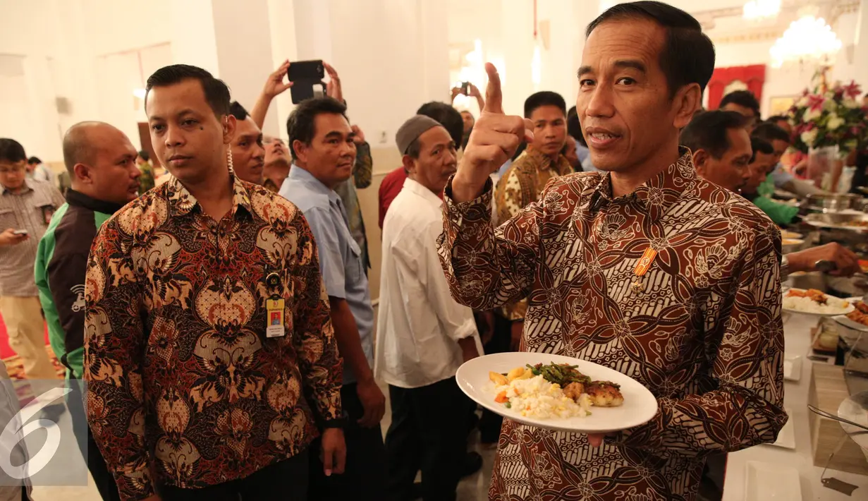 Presiden Joko Widodo saat makan siang bersama para pekerja di sektor transportasi di Istana Negara, Jakarta, Selasa (1/9/2015). Setidaknya ada 100 para pekerja di sektor transportasi yang diundang dalam jamuan tersebut. (Liputan6.com/Faizal Fanani)