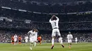 Selebrasi khas Cristiano Ronaldo setelah mencetak gol ke gawang Shaktar Donetsk di laga Grup A Liga Champions yang berlangsung di Stadion Santiago Bernabeu, Madrid, Spanyol. Rabu (16/9/2015) dini hari WIB. (Reuters/Juan Medina)