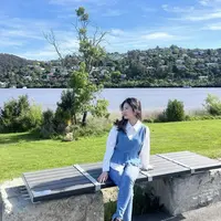 Felicia Tissue tampil begitu stylish dalam balutan denim on denim yang dipadukan dengan kemeja putih. Vest denim jadi kunci tampilan memikatnya untuk tampil statement. [Foto: Instagram/ Felicia Tissue]