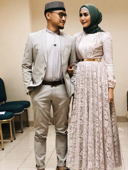 Mengenakan dress berwarna putih tulang, Fenita memadukan dengan hijab berwarna hijau. Fenita pun mengikatkan hijabnya di bagian leher dan membuatnya terlihat semakin langsing dan jenjang. (Instagram/fenitarie)