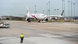 Pesawat yang diyakini sebagai Malaysia Airlines MH128 di Bandara Malbourne, Australia (1/6). Polisi berhasil mengamankan MH128 yang kembali setelah seorang penumpang asal Sri Lanka mengklaim memiliki bom dan memaksa masuk kokpit. (Andrew Leconcelli/AFP)