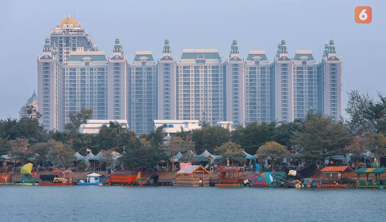 Sejumlah perahu berbahan botol plastik bekas karya Pasukan Oranye DLH DKI Jakarta berjajar di kawasan Danau Sunter Selatan, Jakarta Utara, Selasa (13/10/2026). Melalui Festival Perahu Cinta Lingkungan (CiLung Fest) 2026, masyarakat diajak meningkatkan kepedulian terhadap lingkungan dengan mengurangi penggunaan plastik sekali pakai dan memanfaatkan kembali barang bekas. (KLY/Budy Santoso)