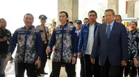 Ketum Partai Demokrat, Susilo Bambang Yudhoyono bersama Ketua Fraksi PD, Edhie Baskoro Yudhoyono berjalan menuju tempat puncak perayaan HUT Partai Demokrat ke-14 di Gedung Parlemen Senayan, Jakarta, Rabu (9/9/2015). (Liputan6.com/Helmi Fithriansyah)
