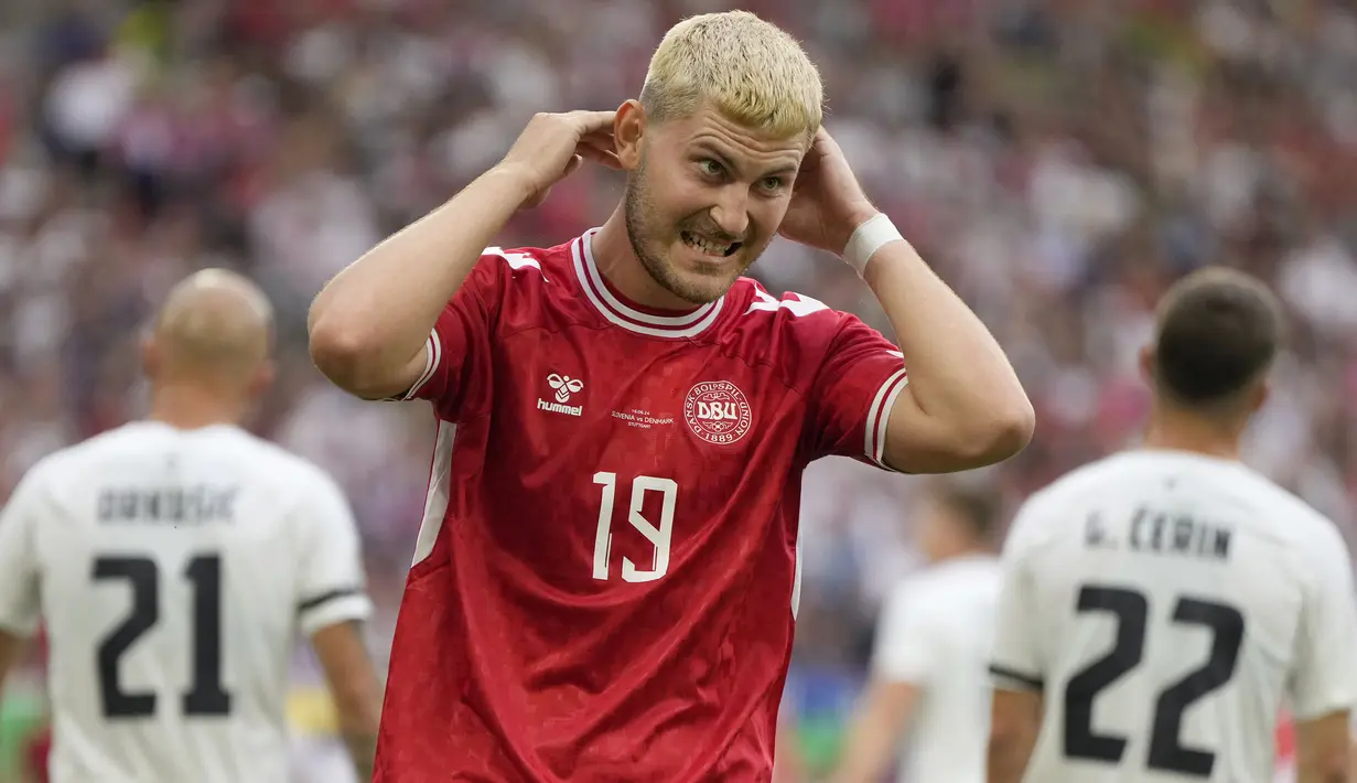 Reaksi kecewa striker Timnas Denmark, Jonas Wind setelah gagal memaksimalkan peluang di depan gawang Timnas Slovenia pada laga Grup C Euro 2024 di MHPArena, Stuttgart, Jerman, Minggu (16/6/2024). (AP Photo/Matthias Schrader)