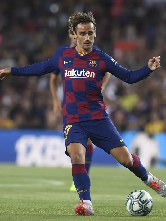 Penyerang Barcelona, Antoine Griezmann menggiring bola saat bertanding melawan Real Betis pada pertandingan La Liga Spanyol di stadion Camp Nou (25/8/2019). Griezmann mencetak dua gol di pertandingan ini dan mengantar Barcelona menang 5-2 atas Betis. (AFP Photo/Josep Lago)