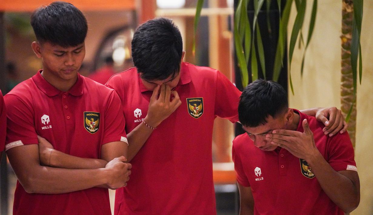 Reaksi kecewa sejumlah pemain Timnas Indonesia U-20 setelah FIFA membatalkan Indonesia sebagai tuan rumah Piala Dunia U-20 2023 pada Rabu (29/03/2023) malam WIB. (Dok. PSSI)