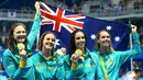 Atlet Renang asal Australia merayakan kemenangan mereka saat juara renang gaya bebas putri 4x100 meter di Olimpiade Rio 2016, Brasil (6/8). (REUTERS)
