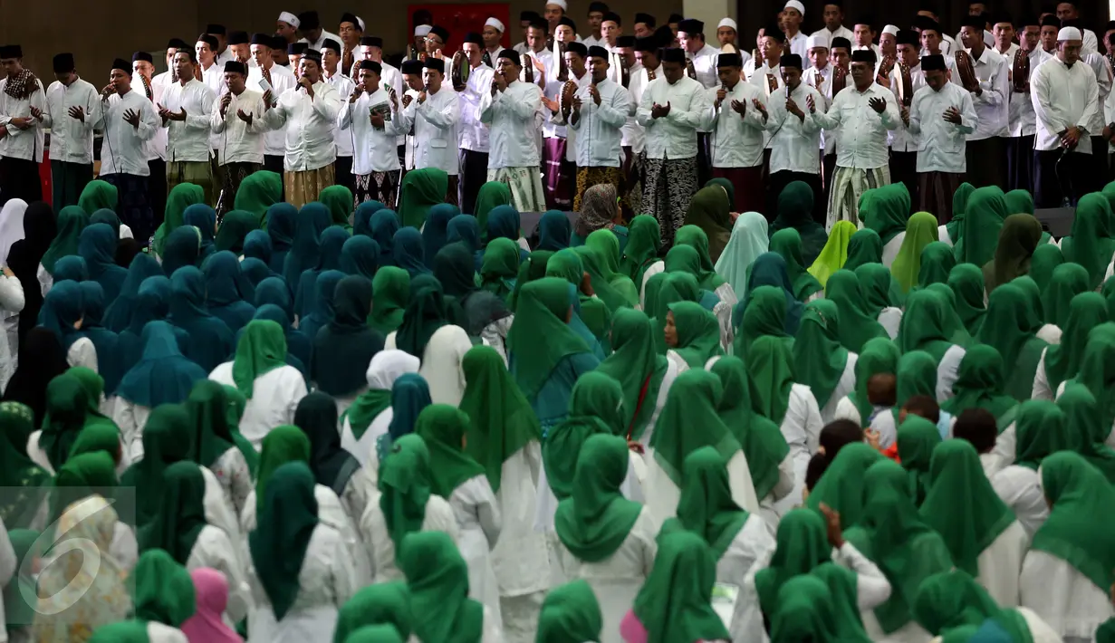 Sejumlah umat muslim saat mengikuti acara Silaturahmi Nasional Ulama Rakyat, Jakarta, Sabtu (12/11). Acara ini bertujuan mendoakan keselamatan Bangsa Indonesia agar tidak mudah di pecah belah oleh karena perbedaan Agama. (Liputan6.com/Johan Tallo)