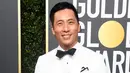 Pemain STAR TREK (2009), Kelvin Yu berpose di karpet merah Golden Globe Awards 2018 di California, Minggu (7/1). Kelvin Yu menjadi salah satu seleb yang datang tanpa pin Time's Up atau mengenakan pakaian yang serba hitam (Frazer Harrison/Getty Images/AFP)