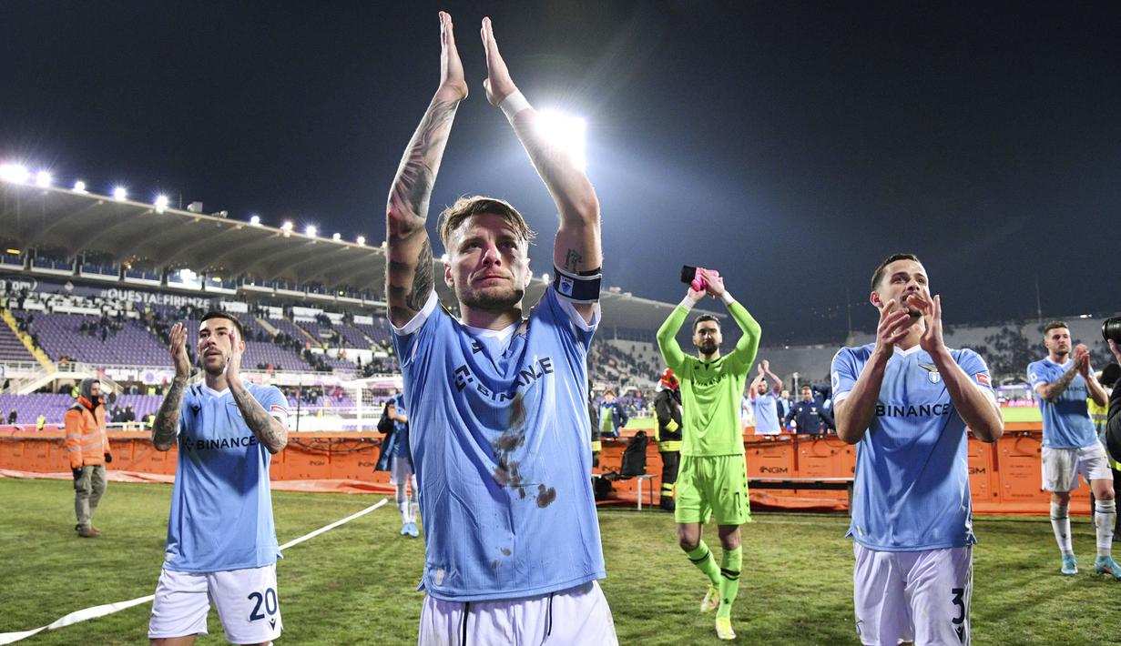 Kemenangan 3-0 atas Fiorentina mengatrol posisi Lazio ke peringkat keenam klasemen Liga Italia dengan raihan 39 poin dari 24 laga. Di sisi lain, kekalahan membuat Fiorentina, yang baru kehilangan Dusan Vlahovic, harus turun ke peringkat delapan. (La Presse via AP/Massimo Paolone)