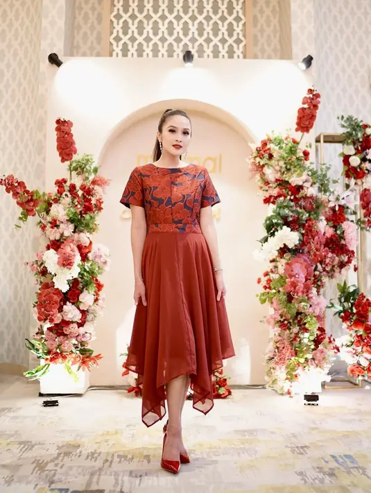 Beri look elegan pada hari Imlek dengan dress merah yang flowy, ditambah detail bordiran di bagian atas seperti yang dikenakan Sandra Dewi satu ini. [@sandradewi88]