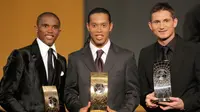 Pemain asal Brasil, Ronaldinho (tengah), meraih penghargaan pemain terbaik dunia 2005. Frank Lampard (kanan) dan Samuel Eto'o (kiri) menduduki posisi kedua dan ketiga. (AFP/Fabrice Coffrini)