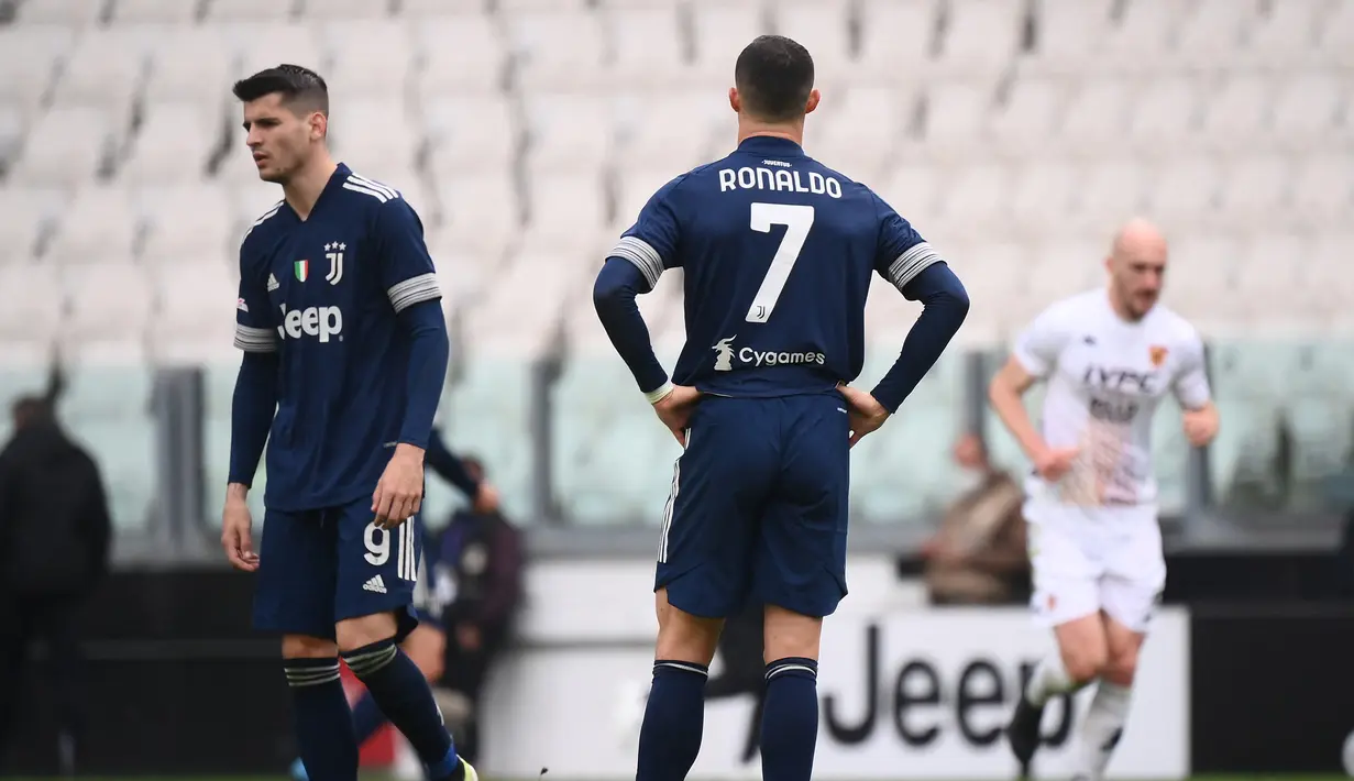 Dua striker Juventus, Alvaro Morata (kiri) dan Cristiano Ronaldo kecewa usai Benevento membuat gol dalam laga lanjutan Liga Italia 2020/2021 pekan ke-28 di Allianz Stadium, Turin, Minggu (21/3/2021). Juventus kalah 0-1 dari Benevento. (AFP/Marco Bertorello)