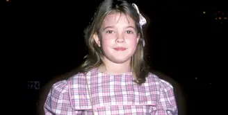 Drew Barrymore terlihat menggemaskan waktu kecil. Foto ini diambil pada Maret tahun 1984. (Ron Galella/WireImage/USMagazine)