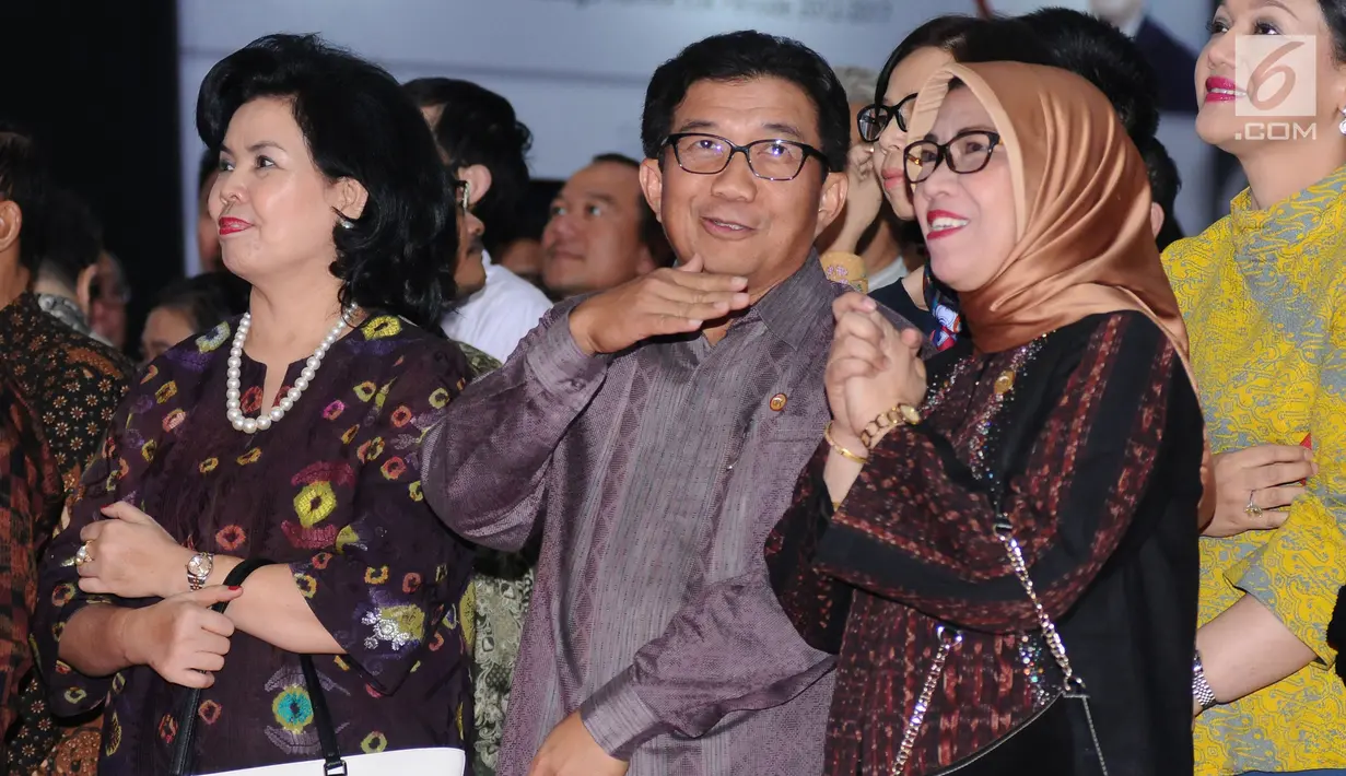 Ketua Dewan Komisioner OJK 2012-2017, Muliaman D Hadad (tengah) saat menghadiri malam apresiasi di Gedung BEI Jakarta, Selasa (18/7). Apresiasi diberikan untuk komisioner OJK 2012-2017 yang mengakhiri masa tugasnya. (Liputan6.com/Helmi Fithriansyah)