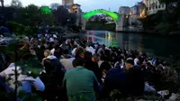 Jembatan Mostar yang bersejarah di Bosnia menampung ribuan orang untuk makan malam berbuka puasa. (AA Photo)