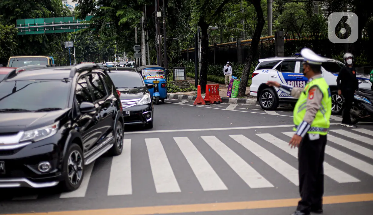 Kondisi arus lalu lintas imbas adanya demo di kawasan Jalan MH Thamrin, Jakarta, Jumat (4/11/2022). Pengalihan arus lalu lintas dilakukan mulai pukul 10.00 WIB sampai selesai, sementara masyarakat pengguna jalan diimbau mencari jalan alternatif. (Liputan6.com/Faizal Fanani)