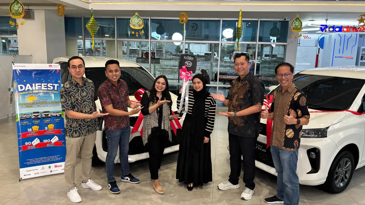 Beruntung Banget, Wanita Ini Beli Mobil Daihatsu Malah Dapat Kejutan Lain (Arief A/Liputan6.com)