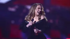 Adele menerima penghargaan Album of the Year pada BRIT Awards 2022 di London, Inggris, 8 Februari 2022. Album 30 milik Adele berhasil menjadi Album of the Year pada BRIT Awards 2022. (Photo by Joel C Ryan/Invision/AP)