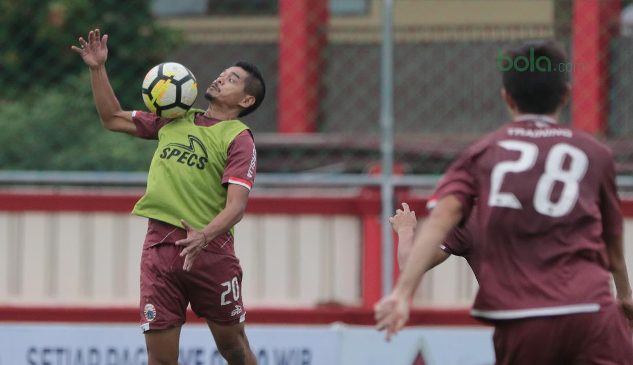 Bambang Pamungkas (kiri) mengontrol bola saat sesi latihan tim jelang laga Gojek Liga 1 bersama Bukalapak di Stadion PTIK, Jakarta, Senin (25/6/2018). Persija akan melawan Persebaya pada 26 Juni 2018. (Bola.com/Nick Hanoatubun)