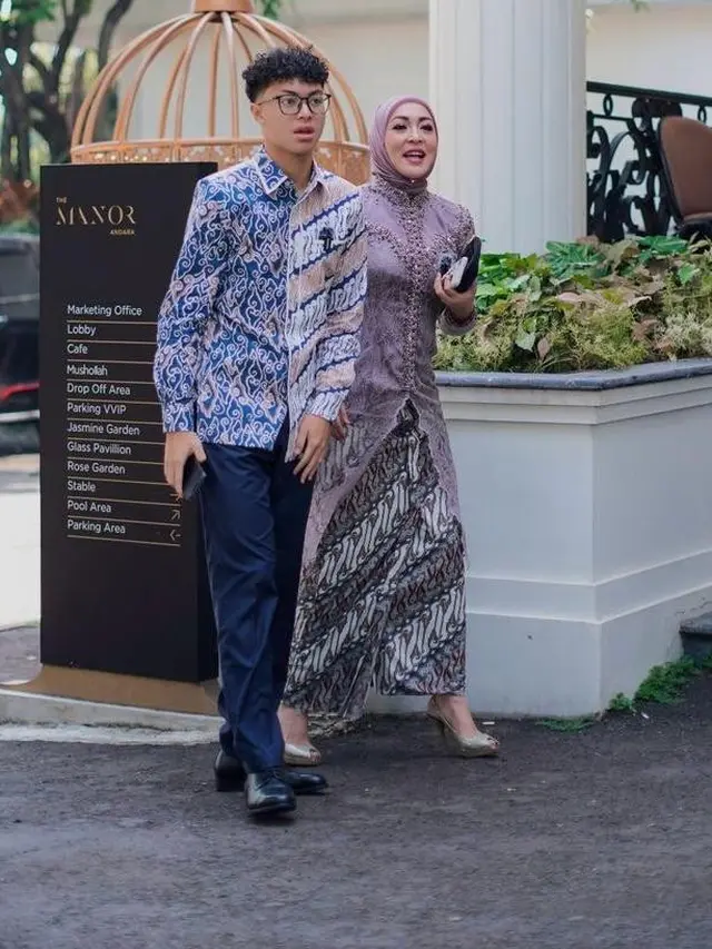 6 Potret Adu Gaya Dua Ibu Aaliyah Massaid, Reza Artamevia dan Angelina Sondakh di Acara Lamarannya