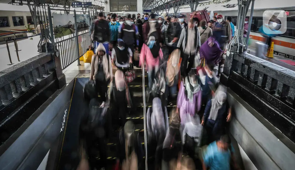<p>Penumpang kereta api Dharmawangsa dari Surabaya tiba di Stasiun Pasar Senen, Jakarta, Kamis (5/5/2022). Sebanyak 38.400 penumpang yang berangkat dari seluruh stasiun KA Jarak Jauh tiba di area Daop 1 Jakarta pada H+3 lebaran. (Liputan6.com/Faizal Fanani)</p>