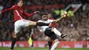 Zlatan Ibrahimovic (kiri) berebut bola dengan pemain Tottenham Hotspur, Kyle Walker pada lanjutan Premier League di Old Trafford, Manchester, (11/12/2016). (AFP/Oli Scarff)