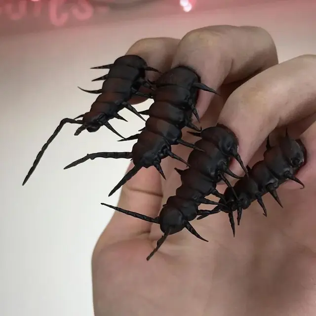 Unik, Inilah 10 Desain Nail Art Nyeleneh dari Rusia