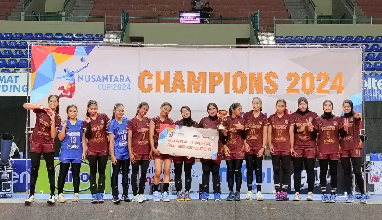 Selebrasi para pemain Kharisma Premium Bandung di atas podium dengan trofi dan hadiah uang sebagai runner-up Kejuaraan Bolavoli Nusantara Cup 2024 setelah kalah 1-3 (25-17, 18-25, 15-25 dan 24-26) dari Petrokimia Gresik pada laga final kategori putri di GOR UNY Yogyakarta, Sabtu (23/3/2024). (Dok. PBVSI)