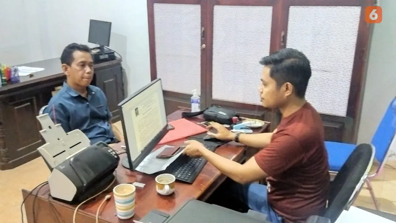 Mohamad, WNA Malaysia saat diinterogasi pihak Imigrasi Gorontalo (Arfandi Ibrahim/Liputan6.com)