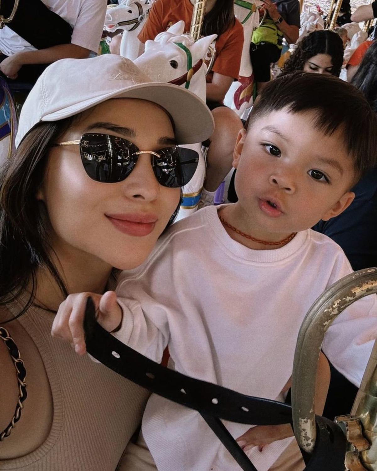 Bakal Melahirkan di Amerika, Ini 8 Potret Nikita Willy Liburan ke Disneyland bersama Keluarga - Masih Sanggup Jalan Kaki 15 Ribu Langkah