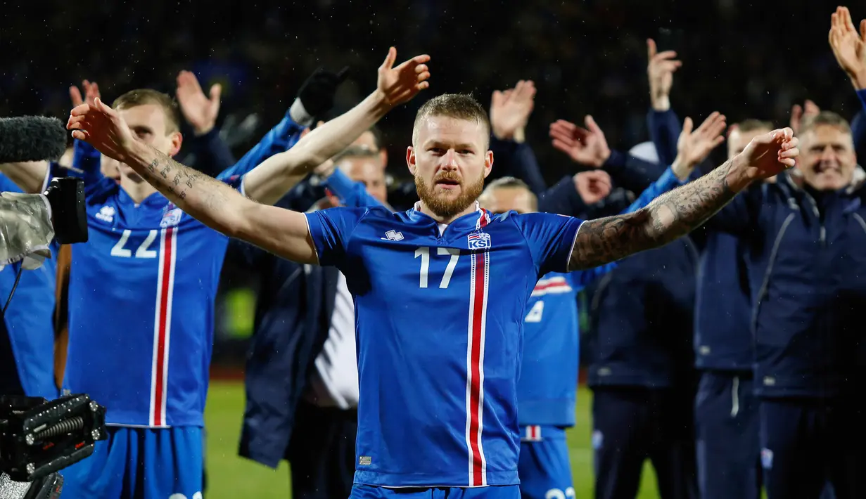 Kapten timnas Islandia, Aron Gunnarsson merayakan kemenangan timnya atas Kosovo pada laga Grup I Kualifikasi Piala Dunia 2018 di Laugardalsvollur, Senin (9/10). Menang 2-0, Islandia pertama kalinya tampil dalam gelaran Piala Dunia. (AP/Brynjar Gunnarsson)