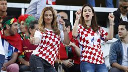 Dua fans cantik asal Kroasia berjoget saat menanti laga babak 16 besar antara Kroasia melawan Portugal di Stadion Bollaert-Delelis, Lens, Prancis,  (25/6/2016). (REUTERS/Charles Platiau)