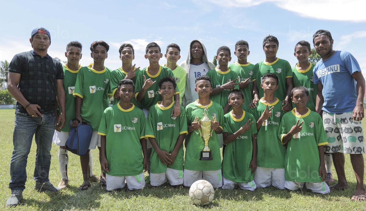 SSB Maehanu merayakan gelar juara Liga Remaja UC News setelah mengalahkan SSB Tulehu Putra pada laga final di Lapangan Masariku Yonif 733, Ambon, Kamis (30/11/2017). SSB Maehanu menang 1-0 atas SSB Tulehu putra. (Bola.com/Peksi Cahyo)