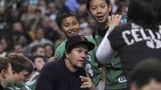 Aktor Mark Wahlberg berfoto bersama fans saat menonton pertandingan NBA antara Boston Celtics vs Toronto Raptors di TD Garden, Kamis (24/3/2016) WIB. Celtics menang 91-79.  (Mandatory Credit: Bob DeChiara-USA TODAY Sports)