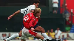 Jordi Cruyff. Gelandang serang putra dari Johan Cruyff ini didatangkan Manchester United dari Barcelona pada musim 1996/1997. Akibat rentan cedera, total 4 musim ia hanya bermain dalam 58 laga dengan mengoleksi 8 gol. Ia kembali ke LaLiga pada 2000/2001 menuju Alaves. (Foto: AFP/Adrian Dennis)
