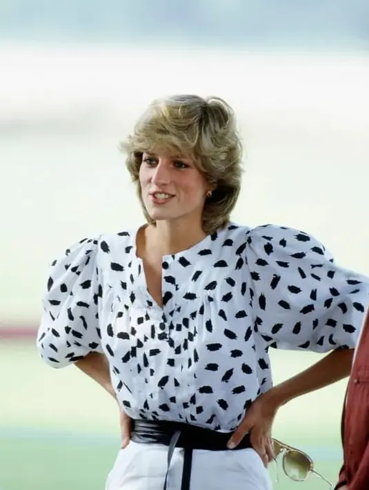 Sebagai bangsawan modern paling terkenal, apapun yang dipakai Putri Diana selalu menjadi buah bibir, bahkan hingga bertahun-tahun setelah kematiannya. Tak heran, sejumlah barang yang pernah dimilikinya diperebutkan dan diperjualbelikan dengan harga selangit. (Instagram/theroyalsofbritain).