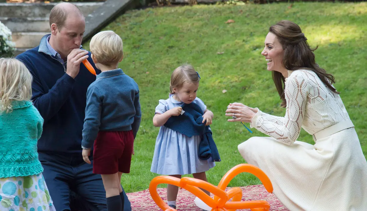 Kebersamaan keluarga Pangeran William dan Kate Middleton saat menghadiri pesta anak-anak di Government House di Victoria, British Columbia, Kanada, (29/9). (REUTERS/Chris Wattie)