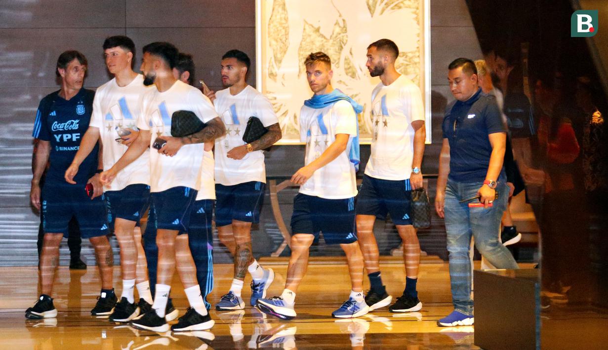 Pemain Timnas Argentina saat tiba di hotel setelah menjalani latihan di Stadion Utama Gelora Bung Karno, Jakarta, Sabtu (17/6/2023). (Bola.com/Bagaskara Lazuardi)